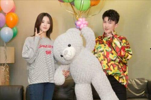 娱乐吃瓜背景图图文版